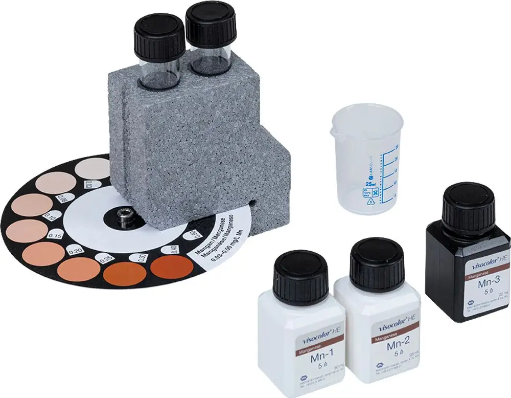 Messgerät für die Bestimmung von Mangan in Wasser, bestehend aus Reagenzfläschchen, Becherglas und Farbschema zur Auswertung, hergestellt von Grünbeck.